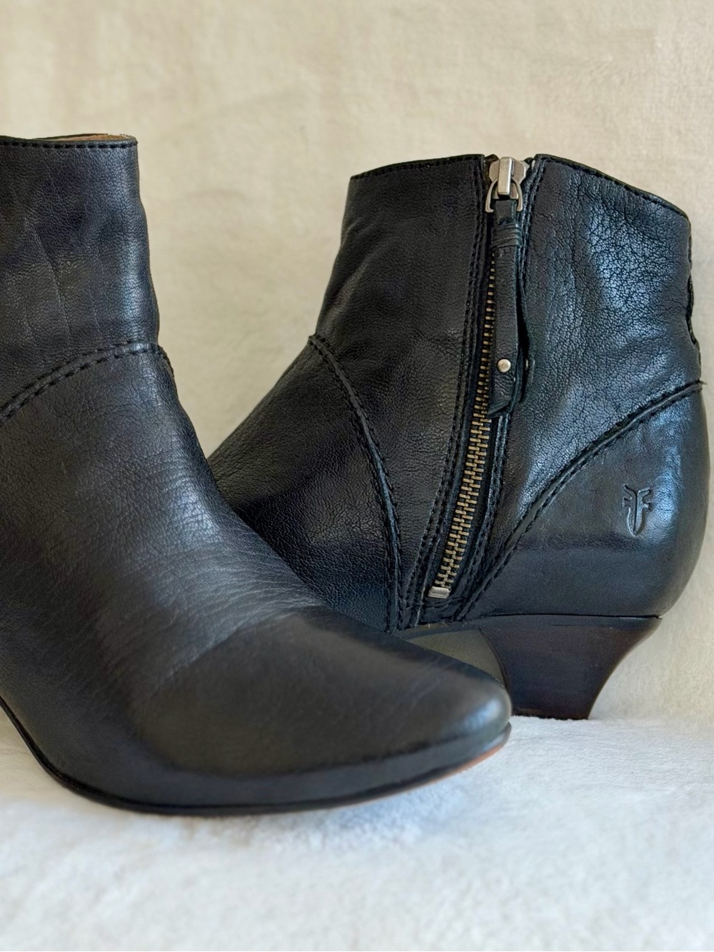 FRYE Steffi Black Leather Side Zip Kitten Heel Booties Size 8
